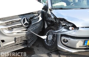 Flinke schade bij aanrijding tussen twee voertuigen Oude Haagweg Den Haag