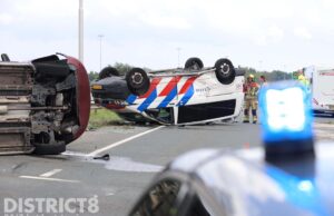 Politiebusje op zijn dak na ongeval; agenten gewond Kruithuisweg Delft