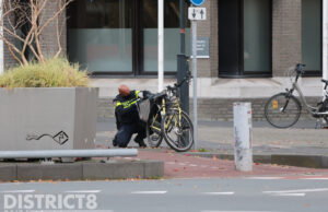 Politie doet onderzoek naar verdacht pakketje bij tijdelijke Tweede Kamer Bezuidenhoutseweg Den Haag