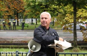 Pegida-verscheuring van Koran voor Turkse ambassade in Den Haag herhaald