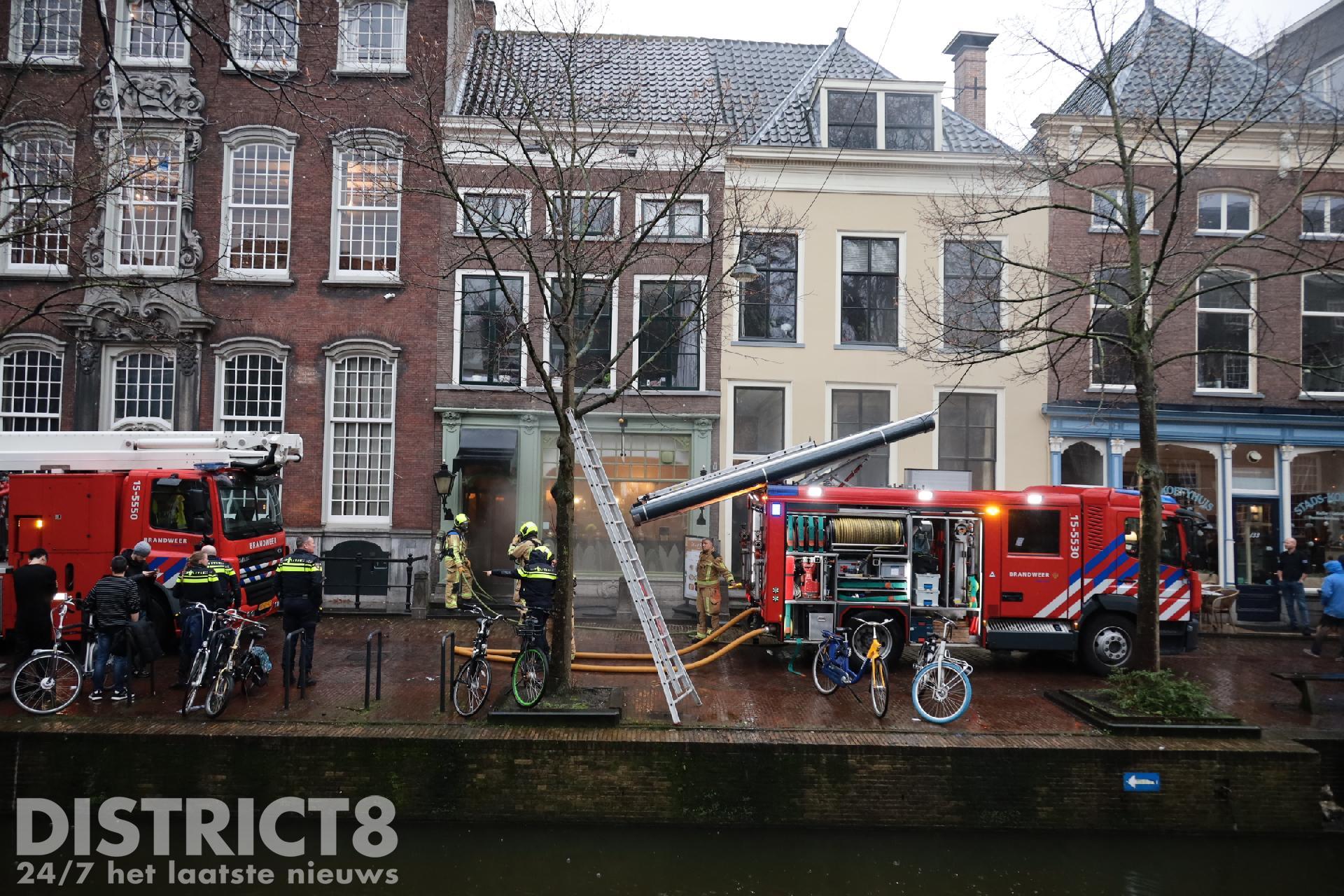 Brand in restaurant; brandweer schaalt op naar grote brand Oude Delft Delft