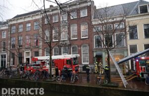 Brand in restaurant; brandweer schaalt op naar grote brand Oude Delft Delft