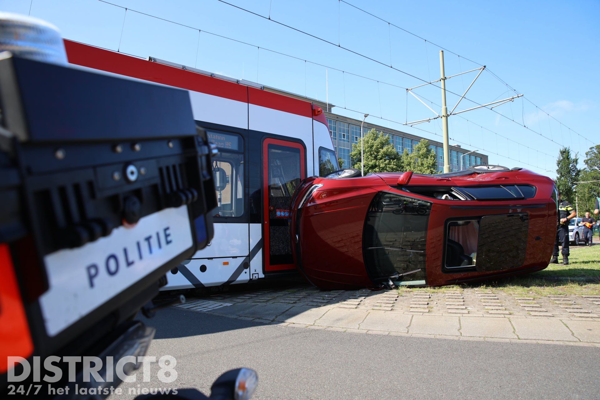 Auto kantelde na botsing met tram Dynamostraat in Den Haag