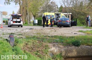 Personenauto zwaar beschadigd nadat deze uit de bocht vliegt Noord-Lierweg De Lier