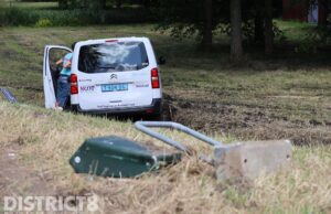 Taxibusje raakt van de weg, bestuurder gewond Schenkkade Den Haag