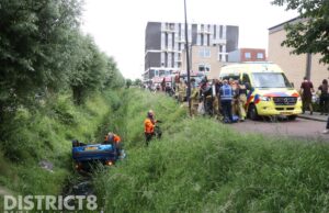 Auto met twee inzittenden op z’n kop in sloot Pioendreef Rijswijk