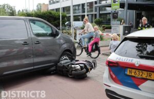 Scooterrijder gewond aan been na botsing met bestelbusje Johan de Wittlaan Den Haag