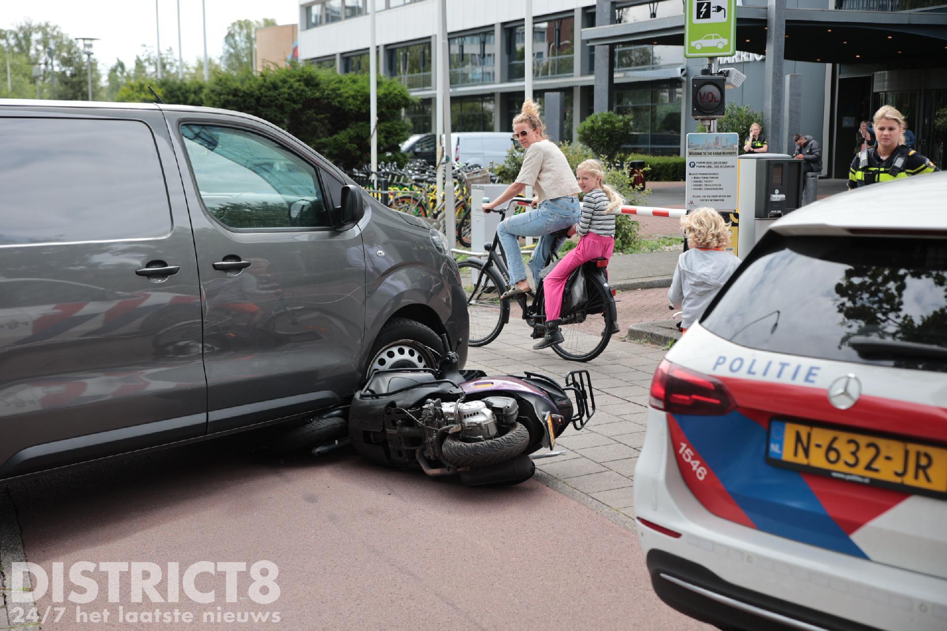 Scooterbestuurder gewond aan been na botsing met van Johan de Wittlaan Den Haag