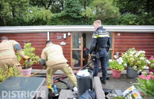Lekkende woonboot loopt vol met water Moerweg Den Haag