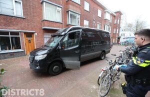 Twee inzittende vluchten na achtervolging Pieter van den Zandestraat Den Haag