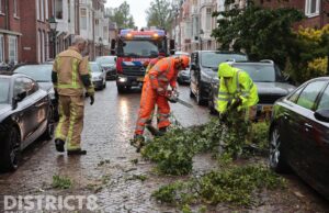Grote tak breekt af tijdens flinke regenbui Van Weede van Dijkveldstraat Den Haag
