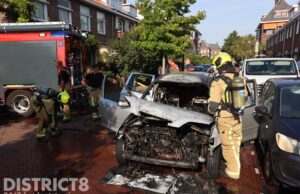 Auto vliegt tijdens het uitladen in brand Meloenstraat Den Haag