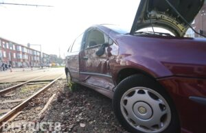 Veel schade na aanrijding tussen auto en tram Loosduinsekade Den Haag