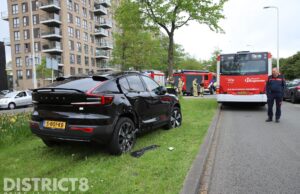 Lijnbus komt in botsing met personenauto Loevesteinlaan Den Haag