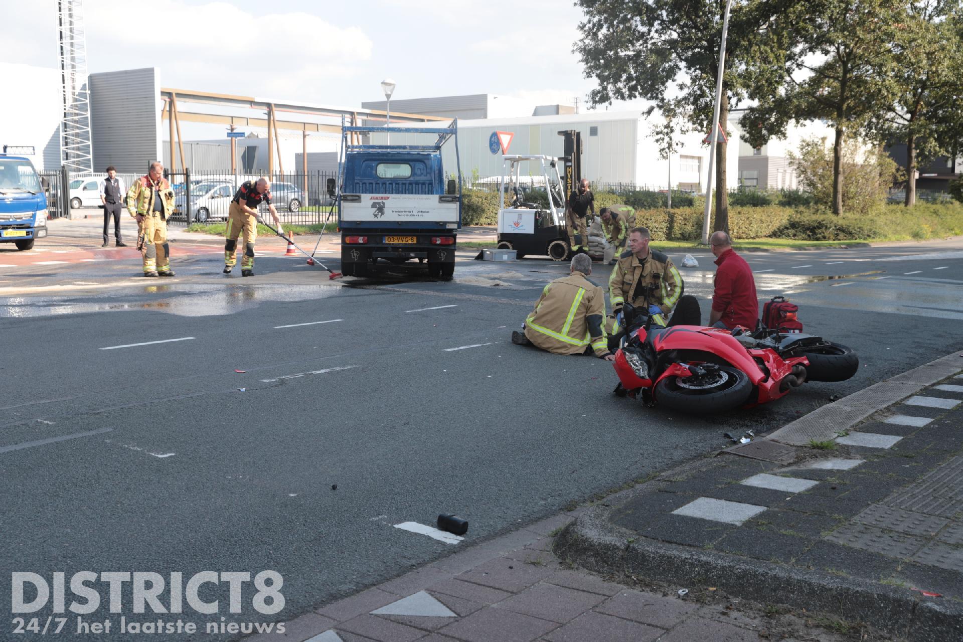 Flinke brandstoflekkage na ongeval tussen motor en bedrijfsbus Laan van Ruyven Delfgauw