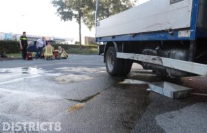 Flinke brandstoflekkage na ongeval tussen motor en bedrijfsbus Laan van Ruyven Delfgauw
