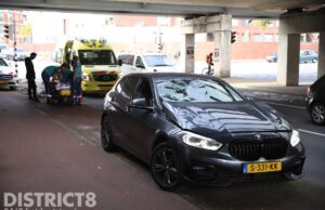Fietser gewond en veel schade na aanrijding met personenauto Calandstraat Den Haag