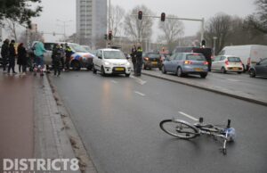 Fietser gewond na flinke aanrijding met auto Soestdijksekade Den Haag
