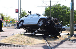 Politieagent gewond bij flinke aanrijding Melis Stokelaan Den Haag