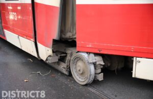 Tram ontspoord; tramverkeer gestremd Loosduinseweg Den Haag