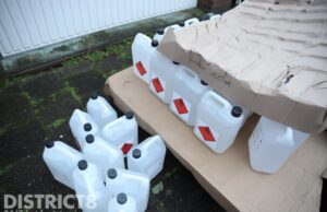 Ruim 150 jerrycans op straat aangetroffen, politie houdt man aan Hermesstraat Delft