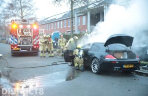 Auto vliegt in brand tijdens het rijden Dokter Bakkerenlaan Nootdorp