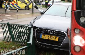 Personenauto wordt meegesleurd na aanrijding met tram Burgemeester Elsenlaan Rijswijk