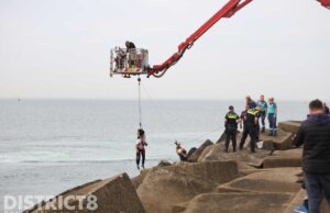 Hulpdiensten redden tussen blokken gevallen man Zuidelijk Havenhoofd Scheveningen