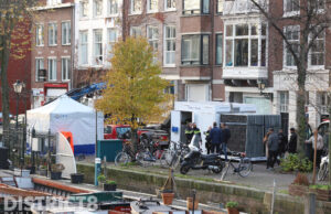 Arrestatieteam duikers halen overleden persoon uit water Bierkade Den Haag