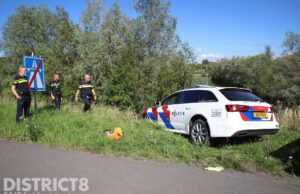 Politiewagen schiet van talud onderweg naar melding A4 Schipluiden