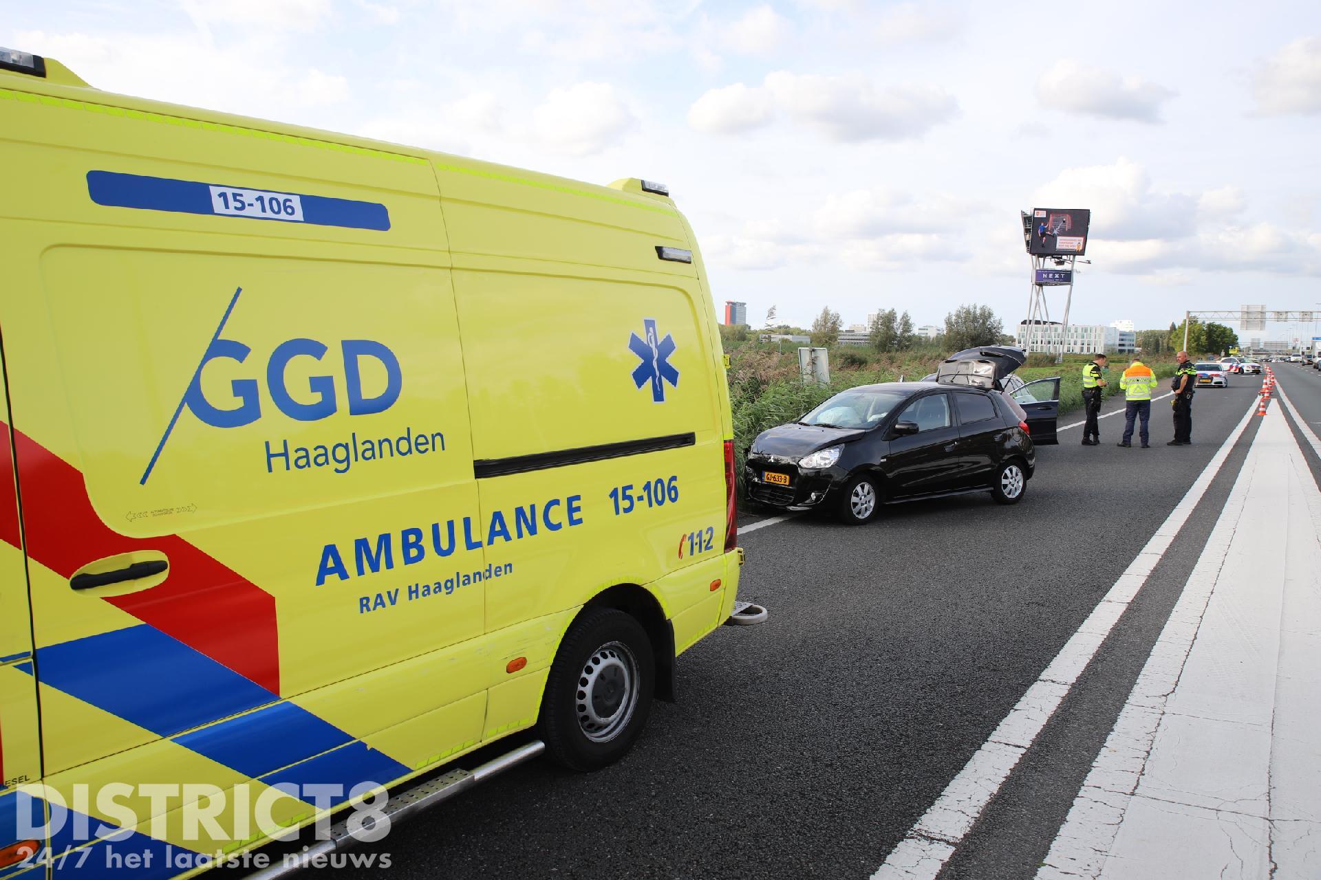 Meerdere mensen nagekeken door ambulancepersoneel na kopstaart aanrijding A13 Delft