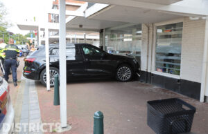 Automobiliste ramt gevel van winkel Loosduinse Hoofdstraat Den Haag