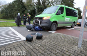 Twee opzittenden van scooter gewond na aanrijding met busje Groenepad Wateringen