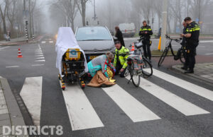 Fietser gewond bij aanrijding met auto Melis Stokelaan Den Haag