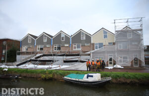 Ruim 25 meter steiger valt om door harde wind Buitenwatersloot Delft