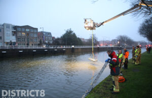 Duiker doorzoekt koud water na aantreffen doorweekte jas Hertog Govertkade Delft