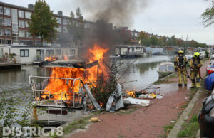 Boot brandt uit na explosie; meerdere gewonden Veenendaalkade Den Haag