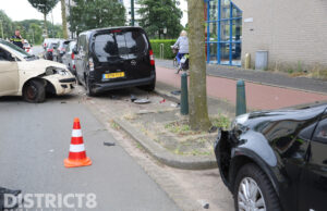 Automobilist ramt twee geparkeerde auto’s Dedemsvaartweg Den Haag