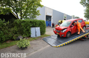 Automobiliste rijdt door heg na ongeval met auto Rotterdamseweg Delft