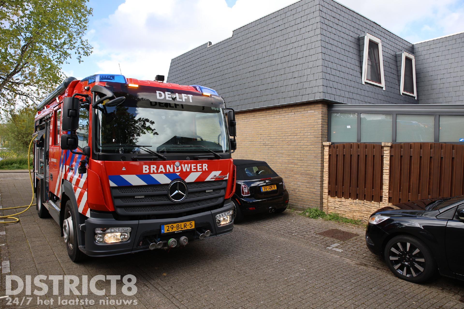 Veel schade aan schuur na brand in fietsaccu Kalfjeslaan Delft