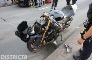 Motorrijder komt ten val na aanrijding met auto Neherkade Den Haag