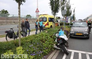 Scooterrijder gewond na botsing tegen betonnen varkensrug Burgemeester Elsenweg Honselersdijk