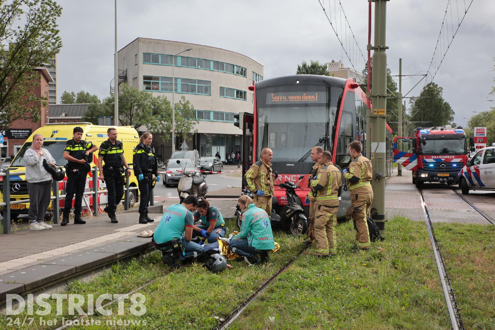 Scooterbestuurder gewond na botsing met tram Fruitweg in Den Haag