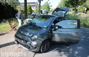 Botsing tussen twee auto’s; forse schade Veursestraatweg Leidschendam