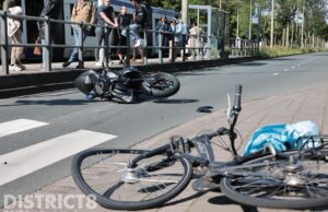 Motorrijder en fietser gewond na botsing Oude Haagweg Den Haag