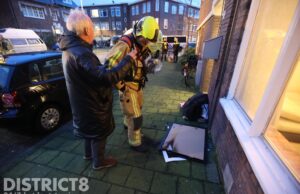 Brandweer rukt uit voor in brand gevlogen schilderij Kamperfoeliestraat Den Haag