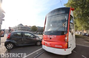 Tram komt in botsing met personenauto Conradkade Den Haag