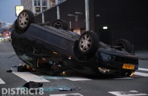 Auto op zijn kop na aanrijding Neherkade Den Haag