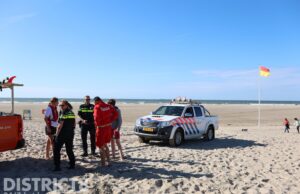 Vader en zoon op surfplank komen in problemen Strandafslag 2 Den Haag
