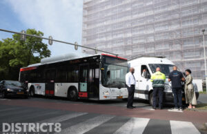 Lichtgewonde na aanrijding tussen stadsbus en bedrijfsbus Almeloplein Den Haag